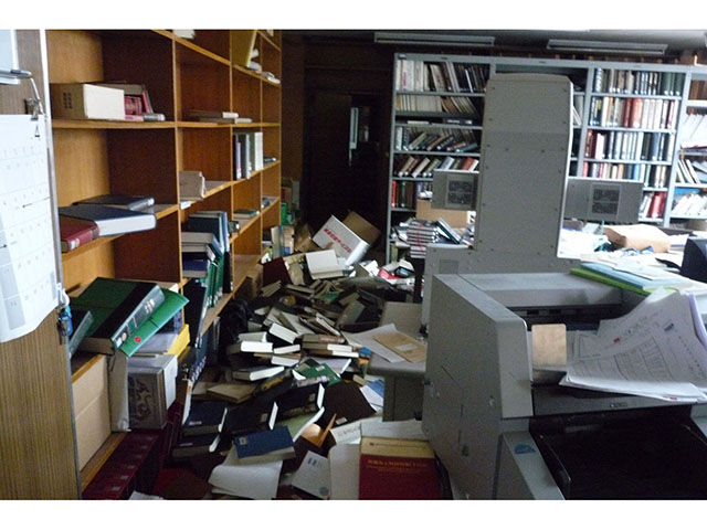 4号館アジア流域研究所、本の崩れ